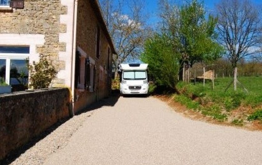 Location de vacances - Chambre d'hôtes à Saint-Avit-Sénieur - Parking pour un camping-car que sur réservation