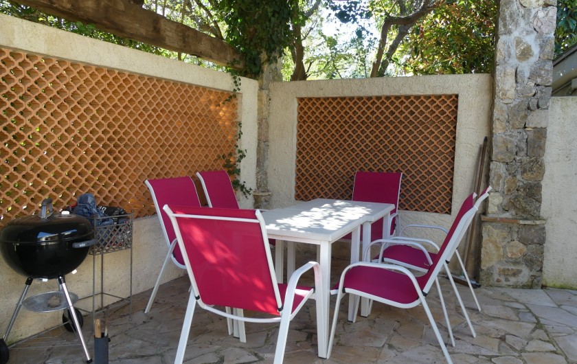 Location de vacances - Maison - Villa à Mandelieu-la-Napoule - Coin repas et barbecue extérieur