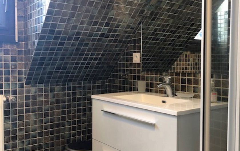 Location de vacances - Villa à Plougoulm - Salle de bain étage vue mer
