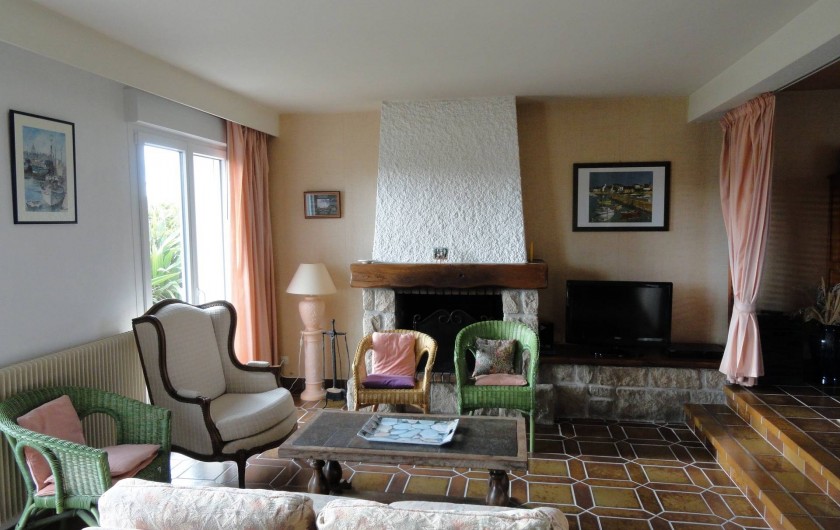 Location de vacances - Villa à Plougoulm - Salon avec cheminée