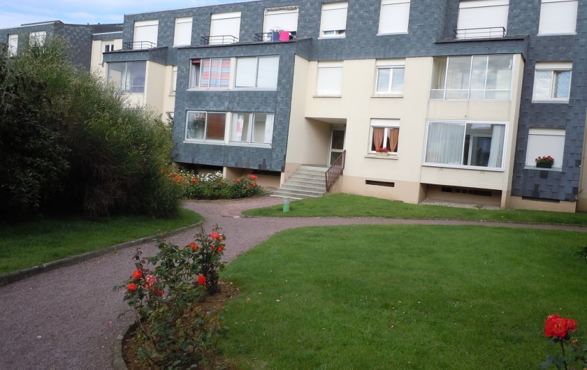 Location de vacances - Appartement à Courseulles-sur-Mer - Entrée de l'immeuble