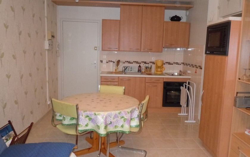 Location de vacances - Appartement à Courseulles-sur-Mer - Vue sur la cuisine aménagée et coin repas