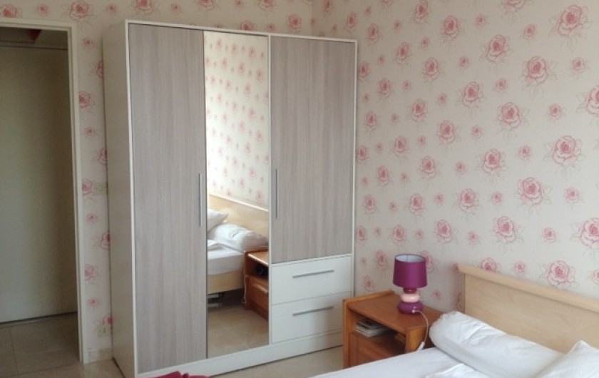 Location de vacances - Appartement à Courseulles-sur-Mer - Chambre côté armoire