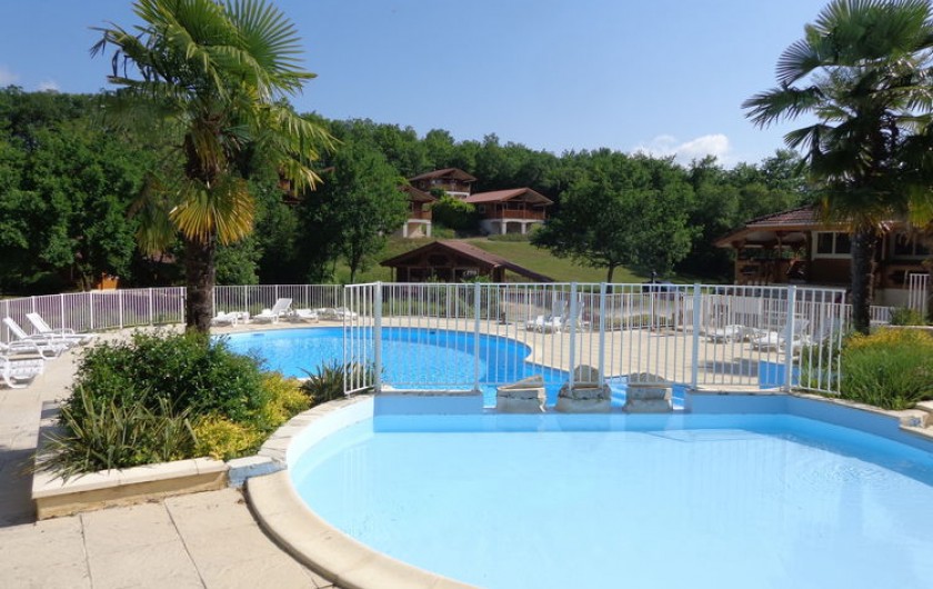 Location de vacances - Chalet à Mauroux - piscine à 80 m du chalet