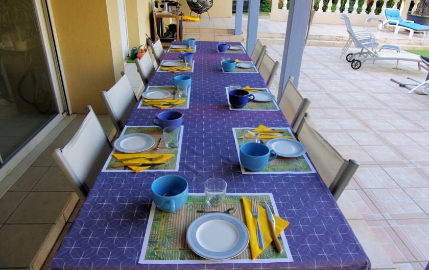 Location de vacances - Chambre d'hôtes à La Madeleine - Petit déjeuner en terrasse
