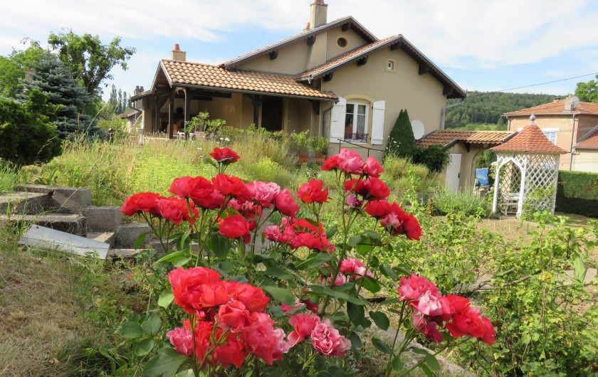 Location de vacances - Gîte à Saint-Remy-la-Calonne - Vue du jardin sur la maison