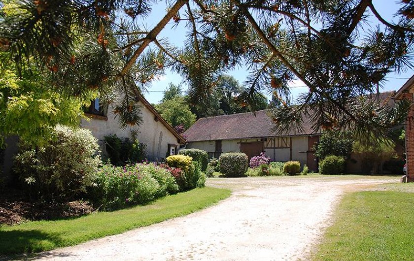 Location de vacances - Chambre d'hôtes à Champignelles - chemin d'accès  à la Ferme des Perriaux