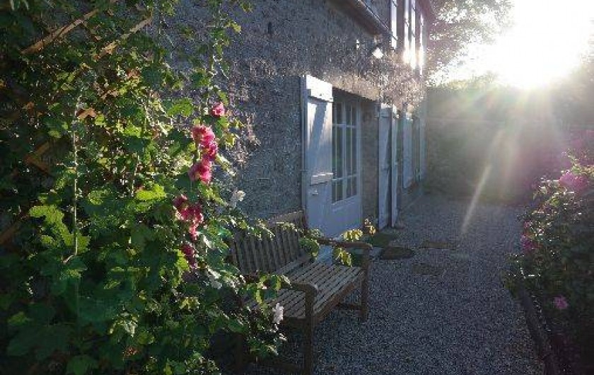 Location de vacances - Maison - Villa à Éculleville - fin de journée avec soleil sur la maison