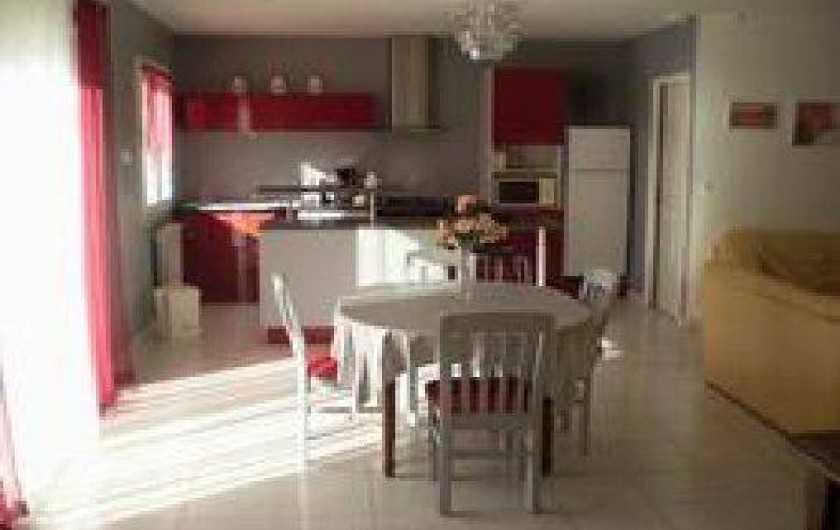 Location de vacances - Villa à Cazouls-lès-Béziers - ensemble cuisine salle a manger salon