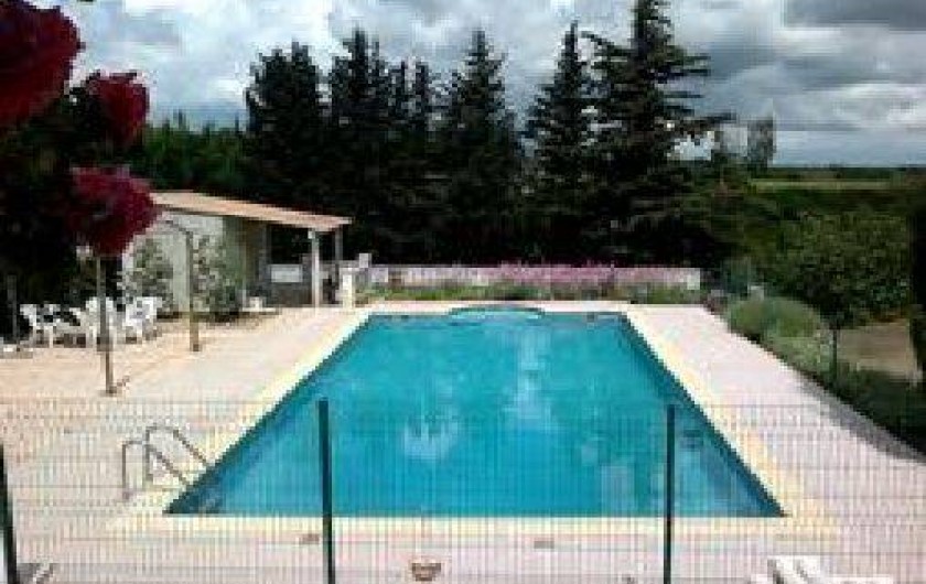 Location de vacances - Villa à Cazouls-lès-Béziers - Piscine a l'est de la villa. local technique,douche,wc, cabinet de toilettes