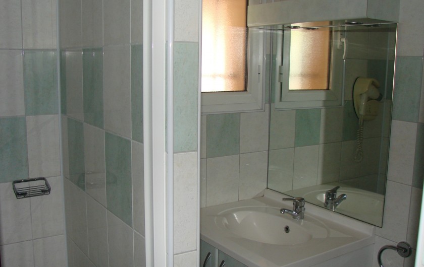 Location de vacances - Appartement à Guchen - Salle d'eau avec sèche-cheveux