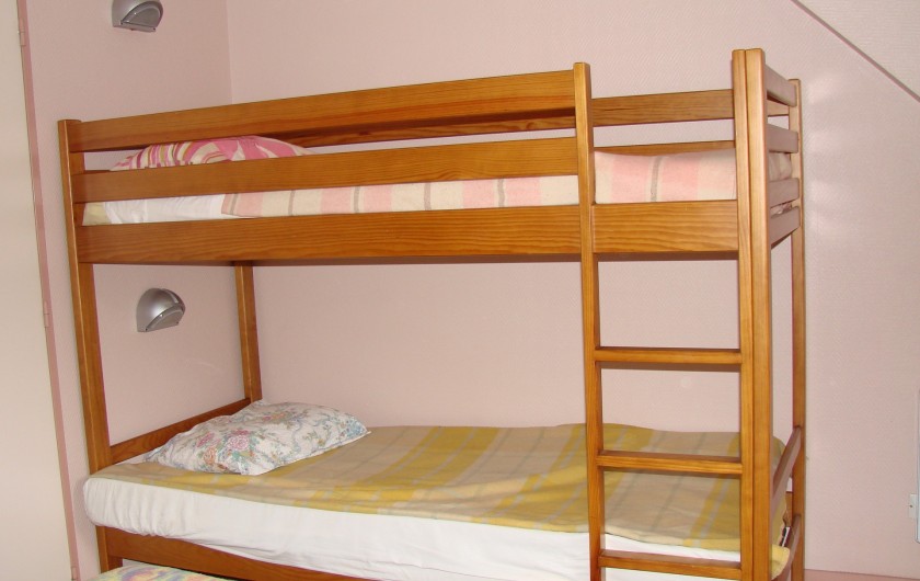 Location de vacances - Appartement à Guchen - Chambre avec un lit en 140x190 avec lits superposés 90x190 d' un appartement