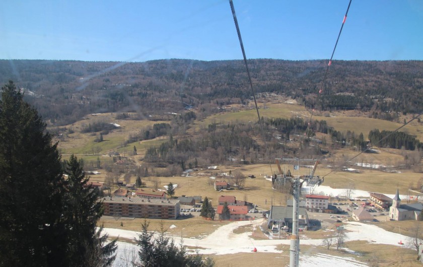 Location de vacances - Appartement à Lélex - Vue du village en télécabine