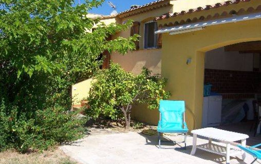 Location de vacances - Villa à La Cadière-d'Azur - terrasse de 20m carrés avec fauteuils .petit terrain de boules. parking voitures
