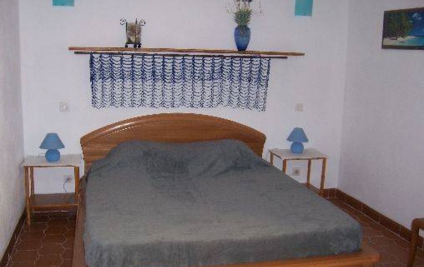 Location de vacances - Villa à La Cadière-d'Azur - chambre avec un grand lit (160/200) commode et penderie.