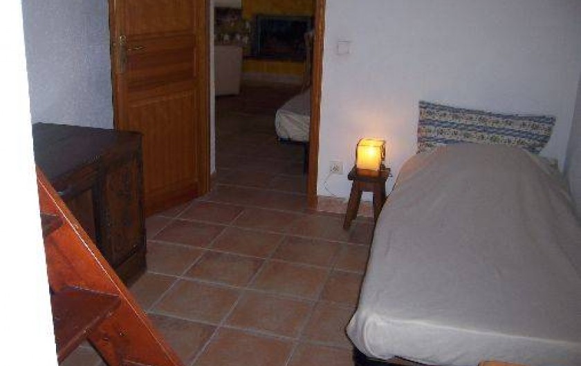Location de vacances - Villa à La Cadière-d'Azur - chambrette avec un lit une place .penderie et un lit bébé . mezzanine (bagages)