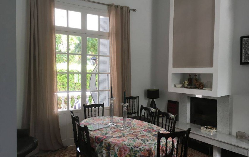 Location de vacances - Villa à El Jadida - Salle à manger avec cheminée et insert, donnant sur une terrasse