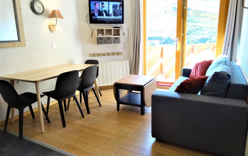 Location de vacances - Appartement à Val Thorens - Séjour avec balcon. Canapé convertible neuf