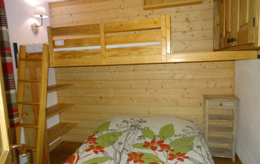 Location de vacances - Appartement à Val Thorens - Chambre avec lit double et lit simple en mezzanine. Literie neuve