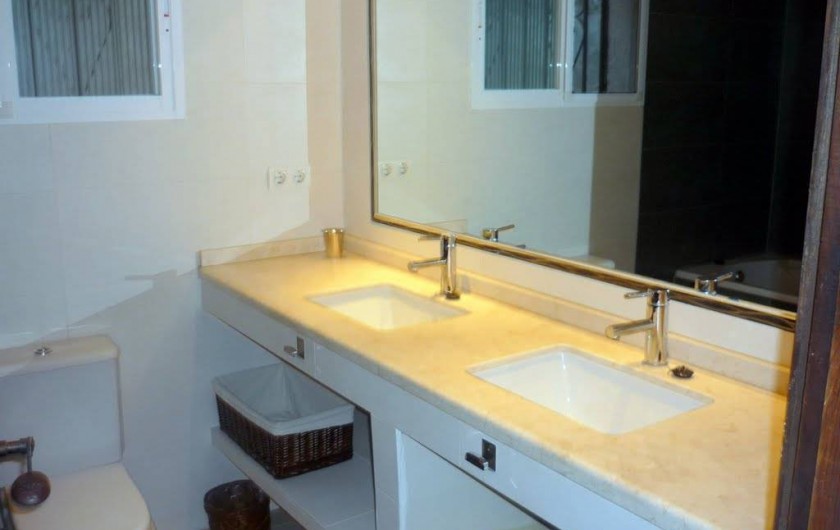Location de vacances - Villa à Almuñécar - salle de bain baignoire et double vasque