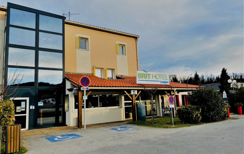 Location de vacances - Chambre d'hôtes à Foix - FAÇADE DE L'HOTEL AVEC L'ASCENSEUR
