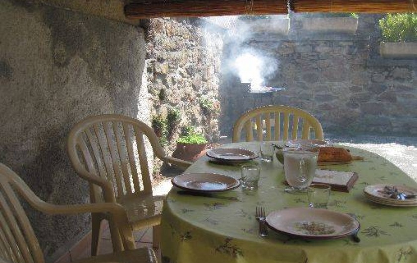 Location de vacances - Maison - Villa à Arrien-en-Bethmale - La terrasse couverte.