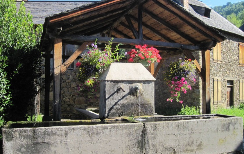 Location de vacances - Maison - Villa à Arrien-en-Bethmale - Le lavoir du village.