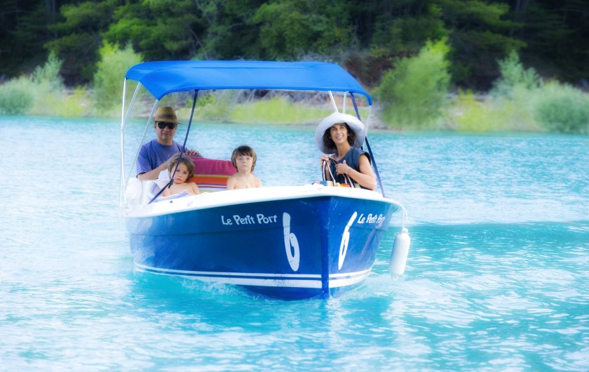 Location de vacances - Chambre d'hôtes à Riez - location de bateaux électriques sur le lac de sainte croix