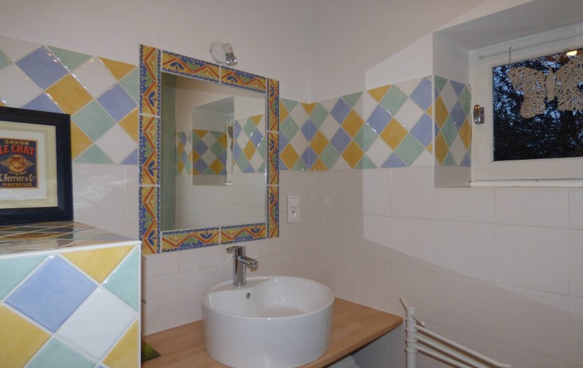 Location de vacances - Chambre d'hôtes à Colombies - salle de douche de la chambre bleue: douche, lavabo et WC