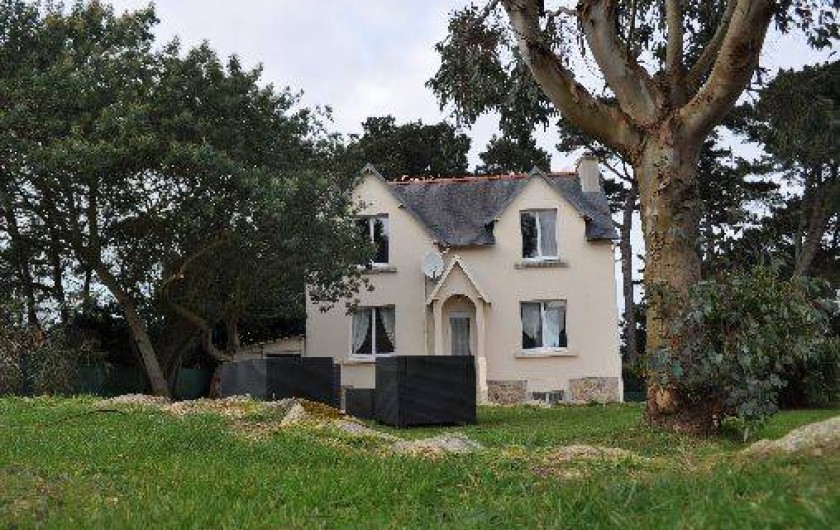 Location de vacances - Gîte à Penvénan - La maison avec son salon de jardin ainsi qu'une table avec chaises