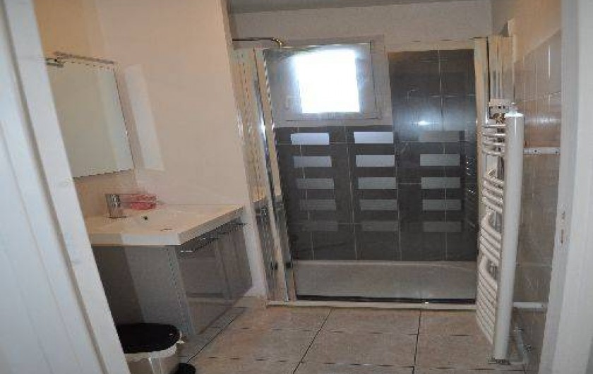 Location de vacances - Gîte à Penvénan - Salle de bain avec douche à l'italienne. Les wc sont séparé