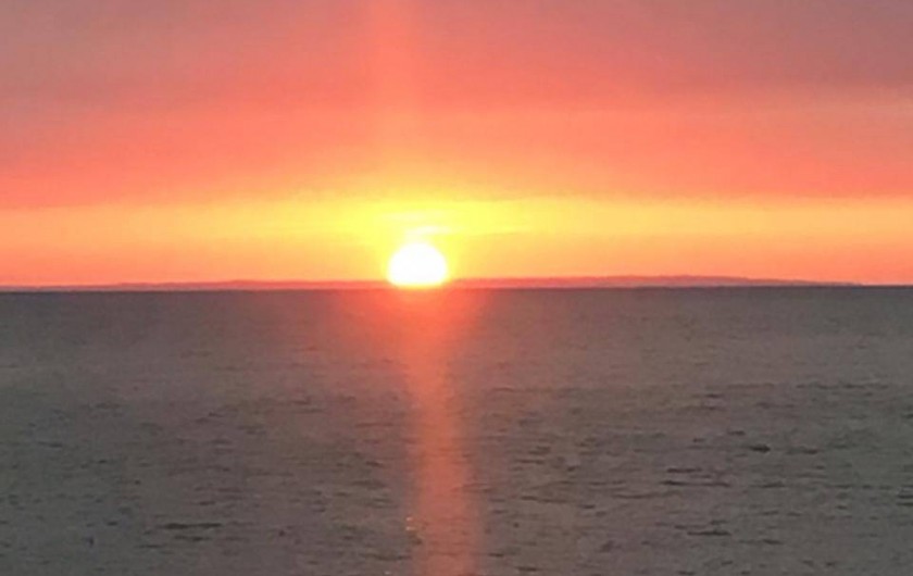 Location de vacances - Appartement à Pirou - Coucher de soleil sur la mer
