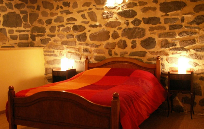 Location de vacances - Gîte à Moudeyres - Grande chambre  avec lit double. Eclairage et décoration soignée.