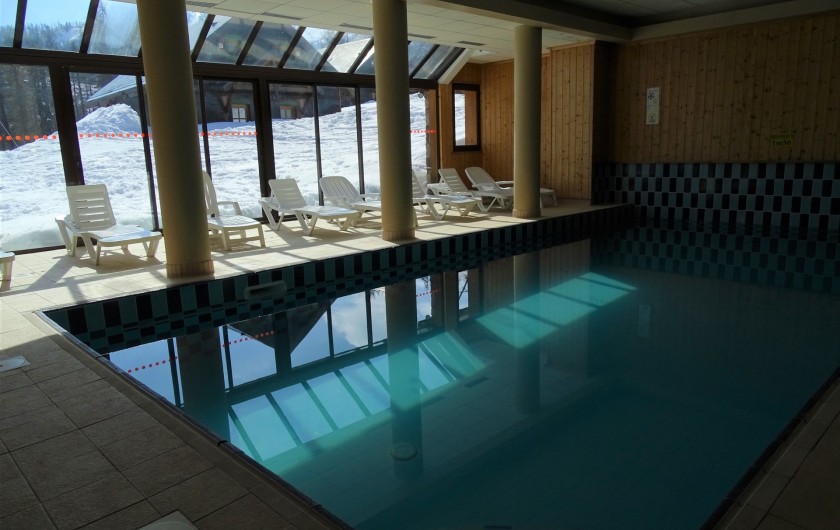 Location de vacances - Appartement à Station de Risoul 1850 - Piscine au rez de chaussée de la Résidence