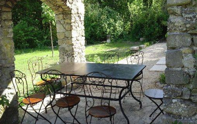 Location de vacances - Mas à Dauphin - Deuxième terrasse sous auvent.
