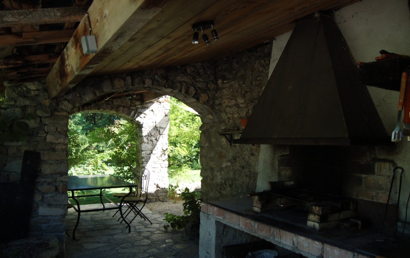 Location de vacances - Mas à Dauphin - Barbecue à l'ombre et protégé du vent.