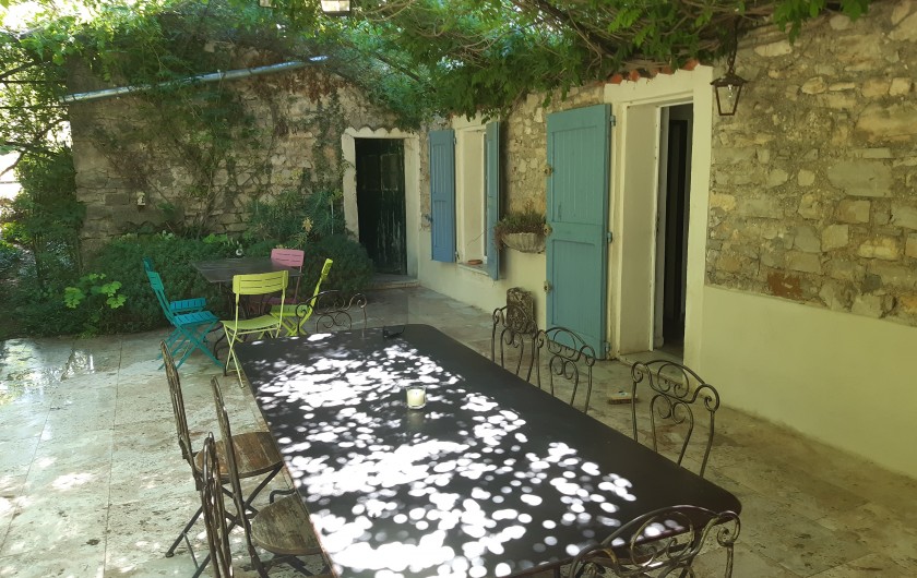 Location de vacances - Mas à Dauphin - Repas à l'ombre de la glycine.