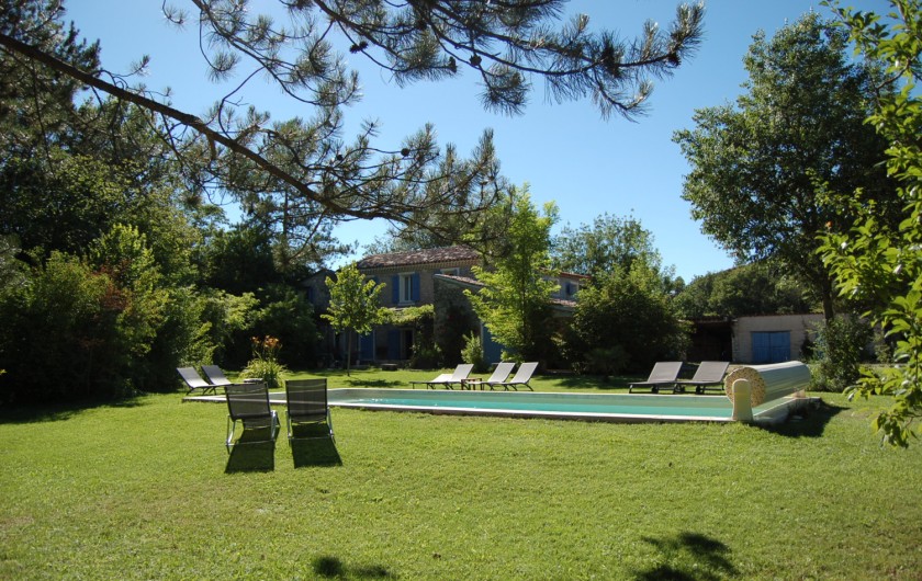 Location de vacances - Mas à Dauphin - Un mas dans un grand jardin, à la fois naturel et soigné.