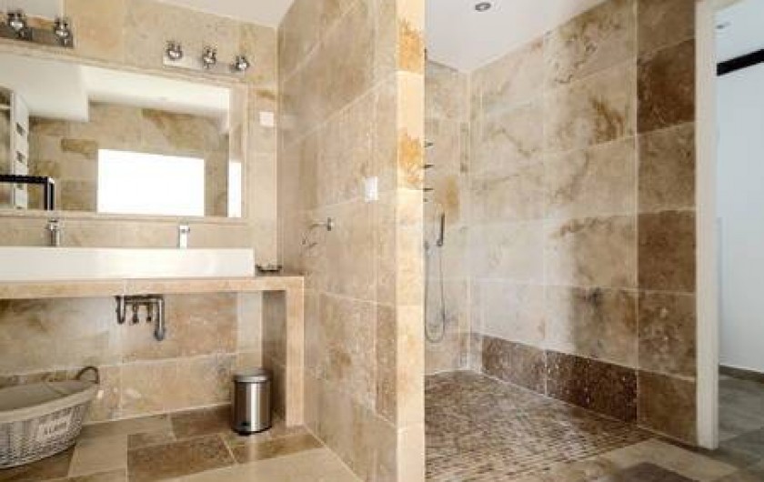 Location de vacances - Mas à Dauphin - 5 salles de bain modernes au design soigné.