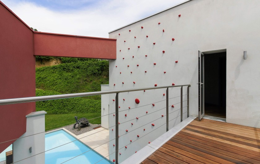 Location de vacances - Villa à Saint-Désirat - mur d escalade piscine
