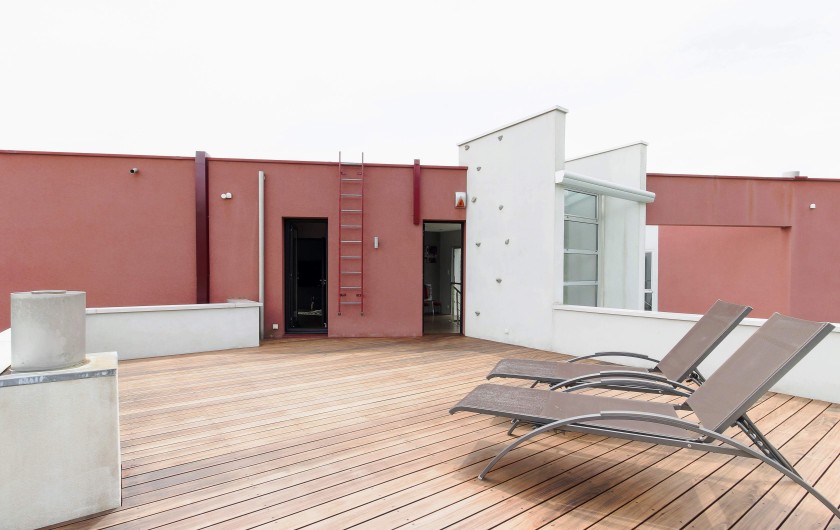 Location de vacances - Villa à Saint-Désirat - une des terrasses de chambre (avec mur d escalade)