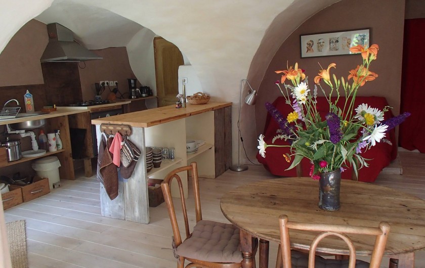 Location de vacances - Gîte à Chorges - Séjour cuisine vue de la porte fenêtre droite.
