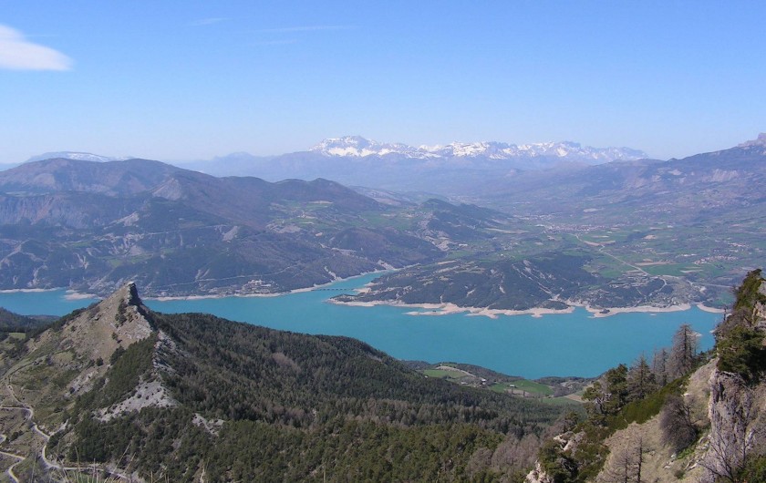 Location de vacances - Gîte à Chorges - vue sur le Lac Serre Ponçon et Chorges à partir du Morgonnet.