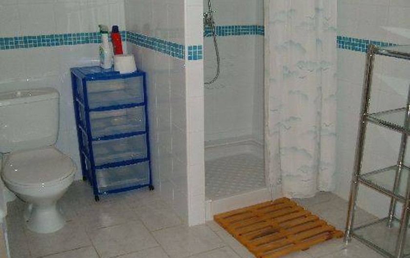 Salle de bain avec coin WC identique pour Gites les Gites 1- 2- 3- 4