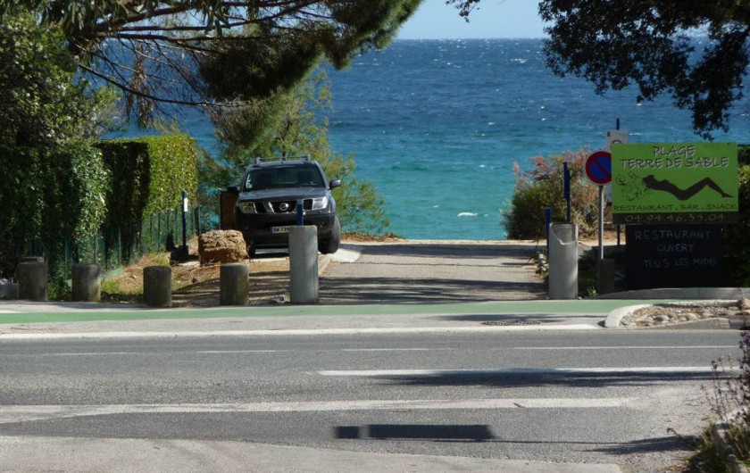 Location de vacances - Studio à Cavalaire-sur-Mer - Accès à la plage à l'angle de l'Hôtel
