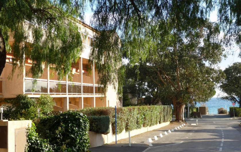Location de vacances - Studio à Cavalaire-sur-Mer - Côté sud ouest et accès à la plage.
