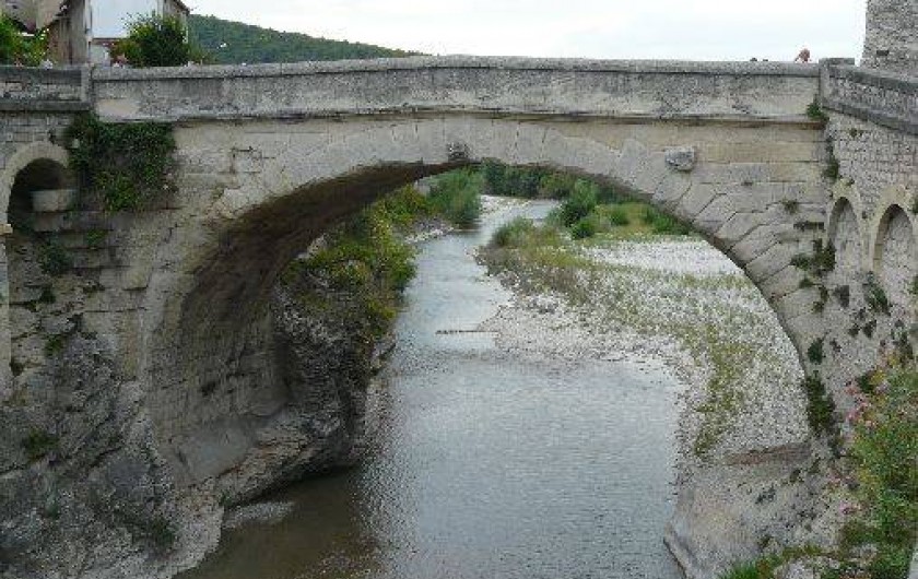 le célèbre pont romain qui a résisté à la crue de septembre 1992
