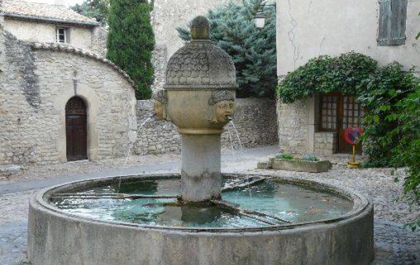 Location de vacances - Villa à Vaison-la-Romaine - la fontaine de la cité médiévale
