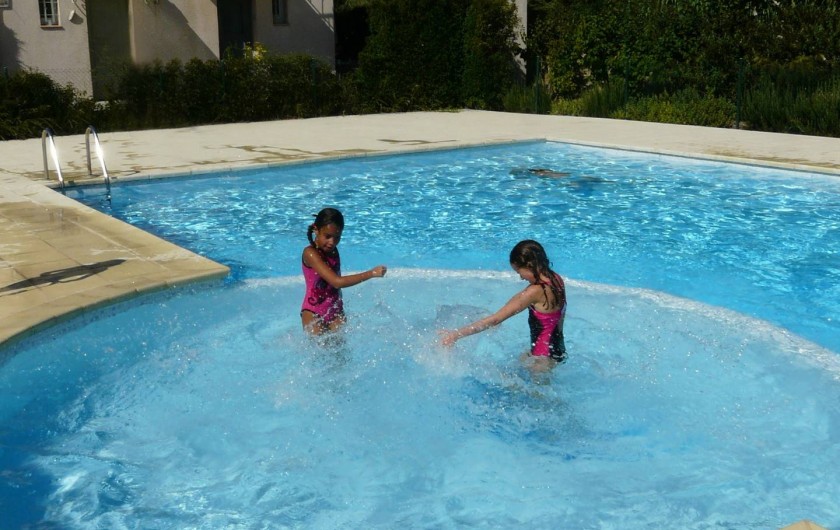 Location de vacances - Villa à Vaison-la-Romaine - nos  filles jouant dans la partie pataugeoire