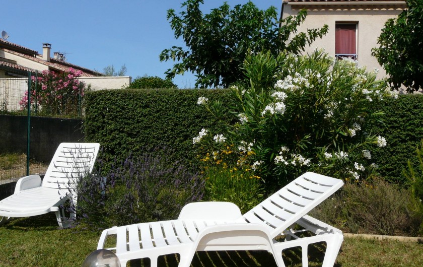 Location de vacances - Villa à Vaison-la-Romaine - les bains de soleil utilisables dans la jardin ou sur la terrasse